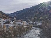 Landeck – Inn mit Fußgängerbrücke, Blick gegen Süden
