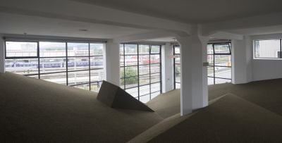 Blick in die Ausstellung „Snøhetta: Relations“ im aut mit der von Snøhetta realisierten ­„Sozialen Landschaft“