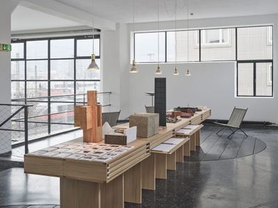 Archiv des Ateliers: Auf einem von Francesca Torzo eigens für die Ausstellung entworfenem Tisch werden Modelle, Prototypen und Materialmuster gezeigt. In den Laden befinden sich Zeichnungen, Skizzen und detaillierte Pläne.