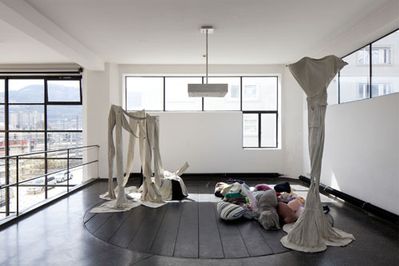 eins zu zwei – zwei zu eins – Blick in die Ausstellung im aut – Kleiderlandschaft (the next ENTERprise – architects); Bildnachweis: © B&R