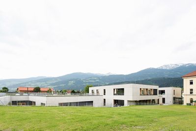 Tiroler Fachberufsschule für Garten, Raum und Mode | Zubau Werkstättengebäude, Hall in Tirol, 2015 – 2017 (Architektur: Werner Kleon, Veronika König, Rudolf Palme)