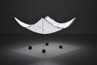 Blick in die Ausstellung - Projektionen auf fragile textile Elemente