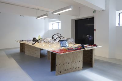 Blick in die Ausstellung "Splined Spheres" im aut