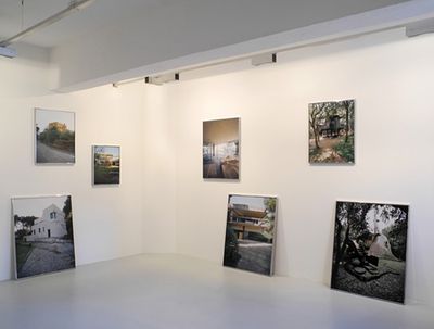 Blick in die Ausstellung im aut – Raum 4: 11 Projekte zum Thema Sommerhäuser und Ferienanlagen, Bildnachweis: © Werner Feiersinger