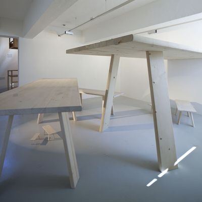 eins zu zwei – zwei zu eins – Blick in die Ausstellung im aut – Maßstabsraum, "RaumTischBankHocker" (EOOS); Bildnachweis: © B&R