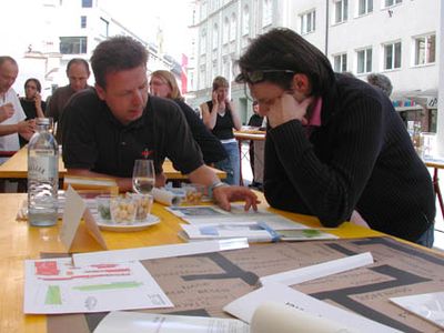 Architekturtage 2006, Tag 1: Sparkassenplatz Beratung – „Platz für Architektur“ am Innsbrucker Sparkassenplatz – über 30 ArchitektInnen informieren in entspannter Atmosphäre über verschiedenste Aspekte des Bauens.