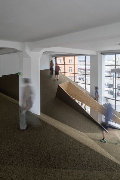 Blick in die Ausstellung „Snøhetta: Relations“ im aut mit der von Snøhetta realisierten ­„Sozialen Landschaft“