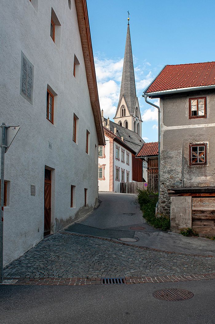 Blick von der Strelegasse zur Kirche Mariae Himmelfahrt, Imst