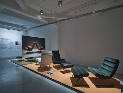 Blick in die Ausstellung "Reinhold Adolf: Schwingen und Entspannen" im aut