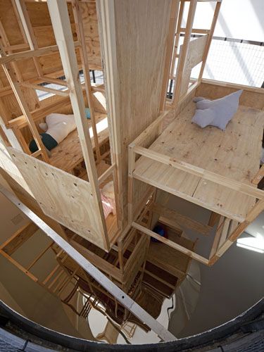 eins zu zwei – zwei zu eins – Blick in die Ausstellung im aut – "Das gestapelte Kinderzimmer" (the next ENTERprise – architects); Bildnachweis: © B&R