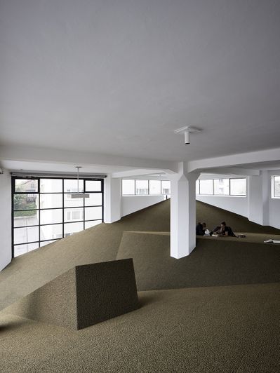 Blick in die Ausstellung „Snøhetta: Relations“ im aut mit der von Snøhetta realisierten ­„Sozialen Landschaft“