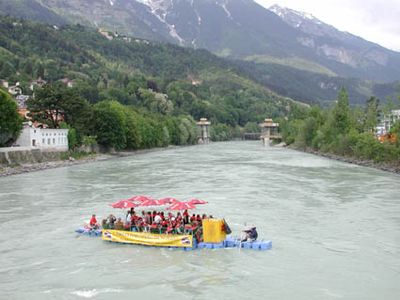 Architekturtage 2006, Tag 2: Die Stadt vom Inn - Floßfahrt – Floßfahrt von Kranebitten nach Hall – eine seltene Gelegenheit, Innsbruck vom Fluß aus wahrzunehmen.