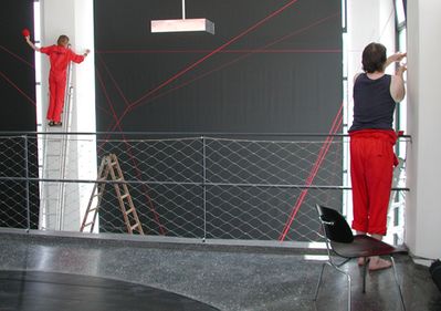 Aufbau der Rauminstallation "Red Respect"