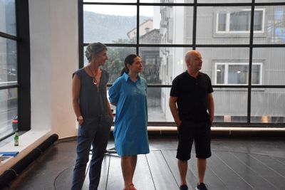 Eröffnung der Ausstellung mit Katharina Ritter, Karoline Mayer und Arno Ritter (von links nach rechts).