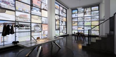 Blick in die Ausstellung "Amol eppas ondorsch"