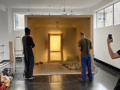 Aufbau der Installation "Collapsing Room"