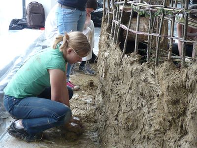 1:1 Modell im aut – Als Teil der Ausstellung realisierten SchülerInnen des BORG Innsbruck unter der Leitung von Monika Abendstein und Michael Engele im aut eine Lehmwand.