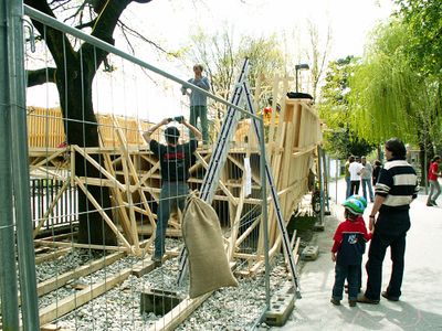 Aus einfachen Holzlatten ensteht eine Architekturskulptur.