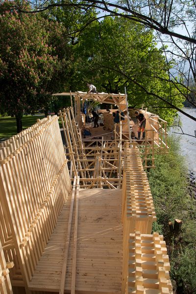 Aus einfachen Holzlatten ensteht eine Architekturskulptur.