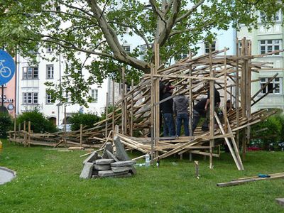 "Architektur die brennt" – Im Innsbrucker Waltherpark bauen StudentInnen neue Ansichtsexemplare.