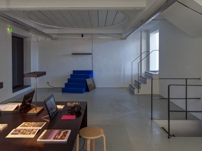 Blick in die Ausstellung „Legislating Architecture“ mit Bücher- und Filmauswahl, die den theoretischen ­Hintergrund der Ausstellung vermitteln