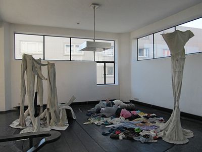 eins zu zwei – zwei zu eins – Blick in die Ausstellung im aut – Kleiderlandschaft (the next ENTERprise – architects); Bildnachweis: © aut