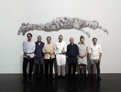 Österreichischer Beitrag auf der 13. internationalen Architekturausstellung „La Biennale di Venezia“ – Das Team für den österreichischen Beitrag: Kulturministerin Claudia Schmied, Kommissär Arno Ritter, Architekt Wolfgang Tschapeller, Projekt-Team Rens Veltman und Martin Perktold sowie Simon Oberhammer und Christina Jauernik. (© Günter R. Wett)