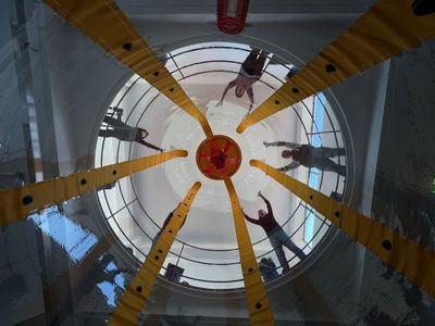 Aufbau der Ausstellung mit Hans-Walter Müller im aut