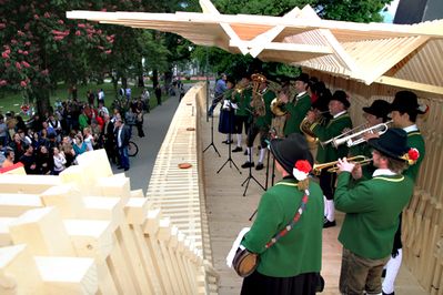 Architektur in Bewegung – Feierliche Eröffnung mit der Bläsergruppe der Musikkapelle St. Nikolaus Foto © Hanno Mackowitz