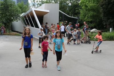 "Ich seh', ich seh', was du nicht siehst!" Eine Stadtteilführung von Kindern für Kinder – Start beim bilding