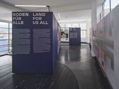 Blick in die Ausstellung "Boden für Alle. Eigennutz oder Gemeinwohl?" im aut
