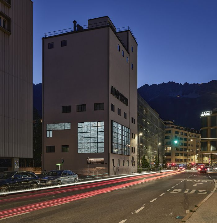 Außenansicht Adambräu während der Ausstellung "Open Box"