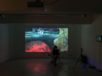 Blick in die Ausstellung im aut mit Installation "Head in a Cloud" von 2MVD