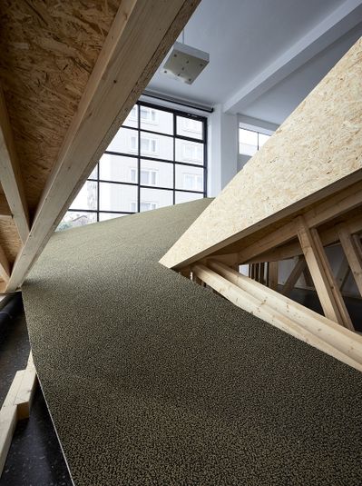 Blick in die Ausstellung „Snøhetta: Relations“ im aut mit der von Snøhetta realisierten ­„Sozialen Landschaft“