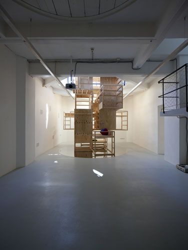 eins zu zwei – zwei zu eins – Blick in die Ausstellung im aut – "Das gestapelte Kinderzimmer" (the next ENTERprise – architects); Bildnachweis: © B&R