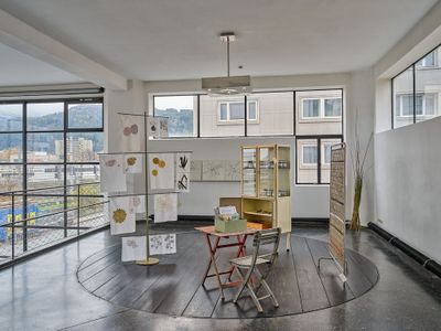 Blick in die Ausstellung "Von Gärten, Pflanzen und Menschen" im aut in Innsbruck