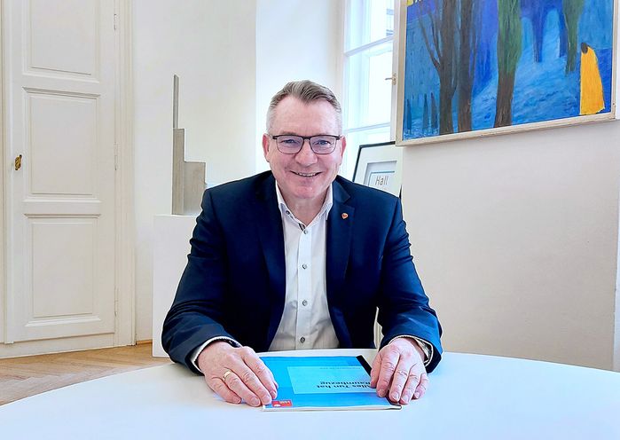 Raumordnungslandesrat Johannes Tratter: „Von der Hochhausdiskussion bis zu Genossenschaftsmodellen – bei der Ausarbeitung des Impulspapieres wurde eine breite und offene Diskussion geführt.“