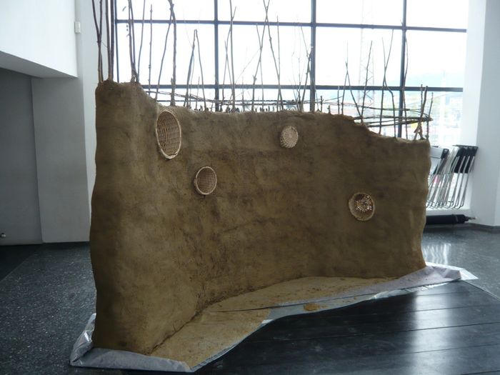 Bau einer Lehmwand für die Ausstellung von Francis Kéré