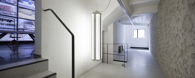 Blick in die Ausstellung "Amol eppas ondorsch" mit Luster Manincor (ANGO), Verputz und Muster Gold, Silber, Bronze (MAYMA)