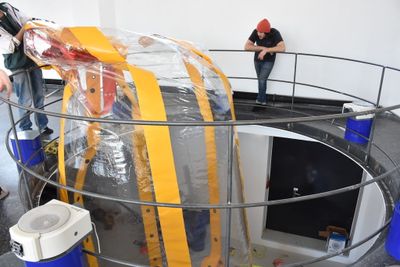 Aufbau der Ausstellung mit Hans-Walter Müller im aut