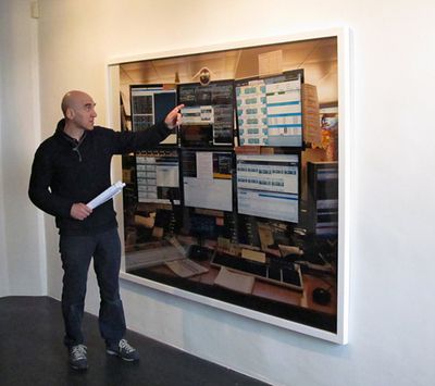 Armin Linke vor einer seiner Fotografien im aut, Bildnachweis © aut