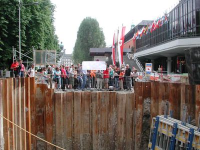 Architekturtage 2006, Tag 2: Baustelle Innsbrucker Nordkettenbahnen Neu – Ein geführter Spaziergang vom Alpenzoo bis zum Congress bot die Möglichkeit, sich vor Ort ein Bild über die Trassenführung und Baustellen der Stationen von Zaha Hadid für die „Innsbrucker Nordkettenbahnen neu“ zu machen.
