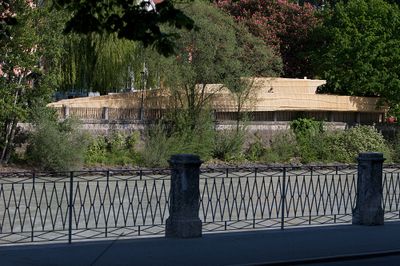 Aus einfachen Holzlatten ensteht eine Architekturskulptur.