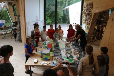 "Ich seh', ich seh', was du nicht siehst!" Eine Stadtteilführung von Kindern für Kinder
Einführung im bilding