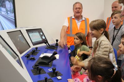 "Ich seh', ich seh', was du nicht siehst!" Eine Stadtteilführung von Kindern für Kinder – Am Lokomotiven-Simulator