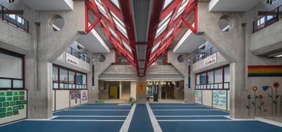 Günther Norer mit Margarethe Heubacher-Sentobe, Volksschule Vomp, 1972 – 74