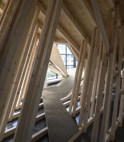 Blick in die Ausstellung „Snøhetta: Relations“ im aut 
mit der von Snøhetta realisierten ­„Sozialen Landschaft“