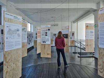Blick in die Ausstellung im aut – Schilderwald "geld macht raum"