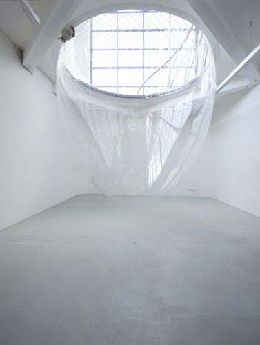 Blick in die Ausstellung "Splined Spheres" im aut