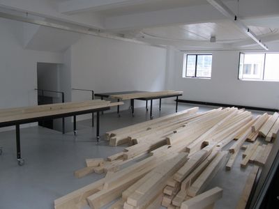 Ausstellungsaufbau - Tag 1: Das Holz ist angeliefert worden, es wird wieder gesägt, gebohrt und geschraubt.